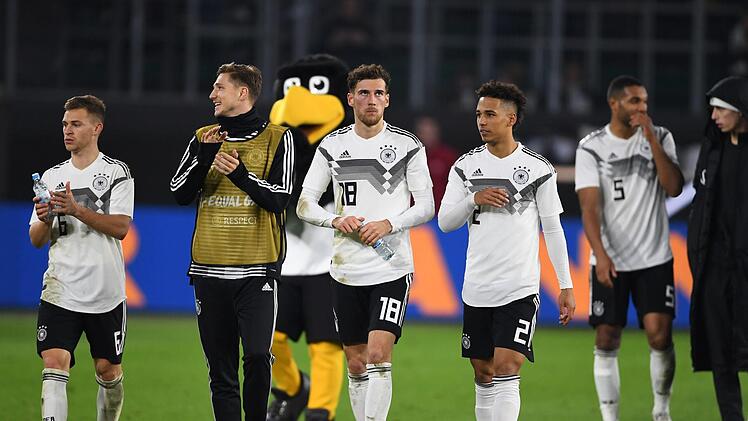 Der Bayerische Fu&szlig;ballverband sucht Einlaufkinder f&uuml;r  den L&auml;nderspieltest zwischen Deutschland und Italien im M&auml;rz in N&uuml;rnberg. Symbolfoto: Swen Pf&ouml;rtner/dpa