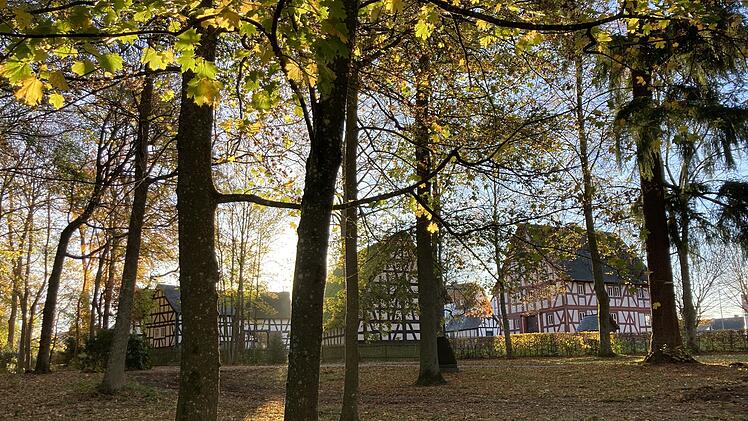 Die Außenanlage des Landschaftsmuseums Westerwald lädt in historischer Atmosphäre zum Verweilen ein.