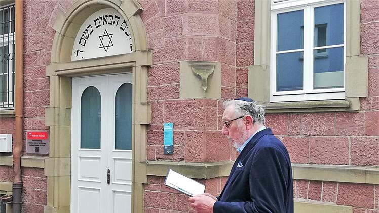 Maschgiach Joseph Pasternak, Kurgast aus Bad Ems, singt das hebräische Gedenkgebet Yizkor.