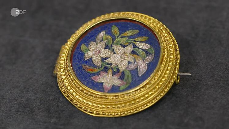 Eine Mikro-Mosaik-Brosche aus Familienbesitz datierte Heide Rezepa-Zabel auf 1800-1830.