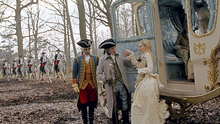 Marie Antoinette (Kirsten Dunst) tat sich schwer mit den Gepflogenheiten am Hofe.
