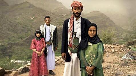 Aktuelle Themen, 1. Preis Fotoserien: Tabari (in Rosa) wurde mit sechs Jahren verheiratet, Ghada ist ebenfalls eine Kinderbraut; beide mit ihren Ehemännern, Jemen.   Foto: Stephanie Sinclair, USA, für National Geographic