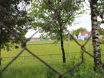 Auf diesem Sportplatz im Zentrum Höchstadts sollen im Frühjahr nächsten Jahres die ersten Häuslebauer aktiv werden.  Foto: Andreas Dorsch