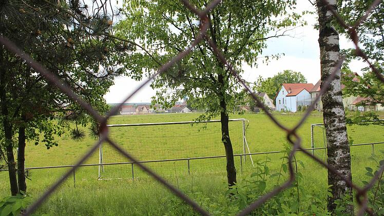 Auf diesem Sportplatz im Zentrum Höchstadts sollen im Frühjahr nächsten Jahres die ersten Häuslebauer aktiv werden.  Foto: Andreas Dorsch