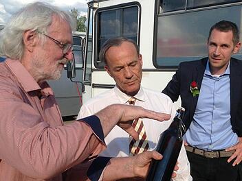 Schauspieler Heiner Lauterbach (Mitte) war im Juli für Dreharbeiten in Thurnau. Unser Bild zeigt ihn mit Bürgermeister Martin Bernreuther (rechts) und dessen Stellvertreter Veit Pöhlmann.  Foto: Archiv/Jürgen Gärtner