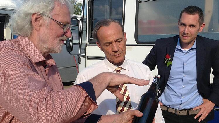 Schauspieler Heiner Lauterbach (Mitte) war im Juli für Dreharbeiten in Thurnau. Unser Bild zeigt ihn mit Bürgermeister Martin Bernreuther (rechts) und dessen Stellvertreter Veit Pöhlmann.  Foto: Archiv/Jürgen Gärtner