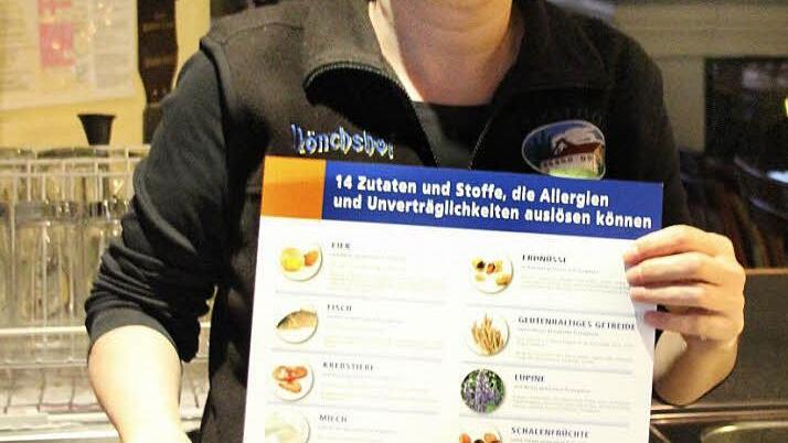 "Bauernhannla"-Chefin Birgit Bauer mit dem Plakat, das auf allergieauslösende Stoffe hinweist  Foto: Friedwald Schedel