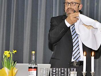 Peter Wiebe, messiasgläubiger Jude und Leiter einer Gemeinde in Bonn, erschloss den Gästen die Bedeutung auch der rituellen Speisen wie dem Matzen-Brot. Foto: Beate Dahinten