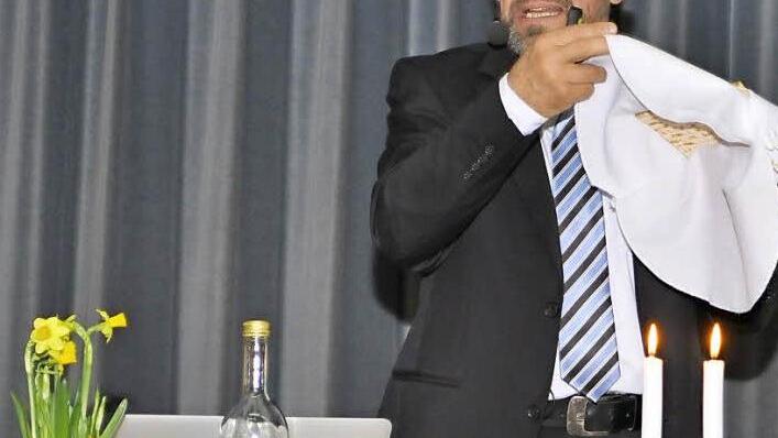 Peter Wiebe, messiasgläubiger Jude und Leiter einer Gemeinde in Bonn, erschloss den Gästen die Bedeutung auch der rituellen Speisen wie dem Matzen-Brot. Foto: Beate Dahinten