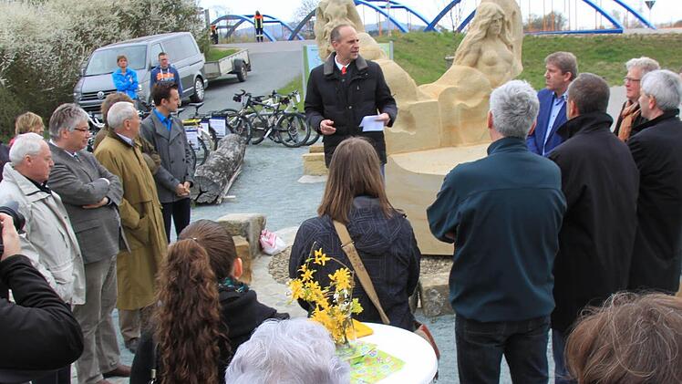 Unweit der neuen ICE-Brücke über den Main steht die erste Figur des Auenwegs. Hier spricht der Lichtenfelser Landrat Christian Meißner. Foto: Matthias Einwag