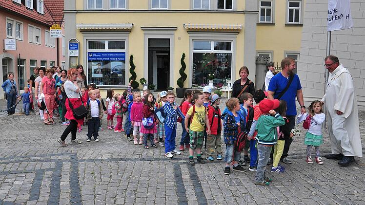 Sechs Kindergärten aus dem Stadtgebiet von Haßfurt nahmen an der ersten Sternwallfahrt zur Ritterkapelle in Haßfurt teil. Im Bild die Teilnehmer vom Kindergarten St. Josef zusammen mit Diakon Manfred Griebel (rechts).