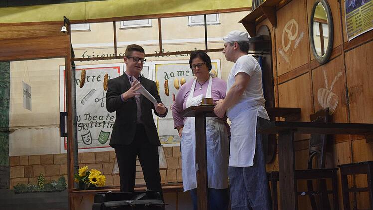 Der Vertreter Karl Konrads (Andreas Bätz) will die neueste Kaffeemaschine, eine CM3781, Gerd (Dirk Gerlicher) und Elli Becker (Nicole Bätz) andrehen, die allerdings skeptisch sind. Foto: Daniela Pondelicek