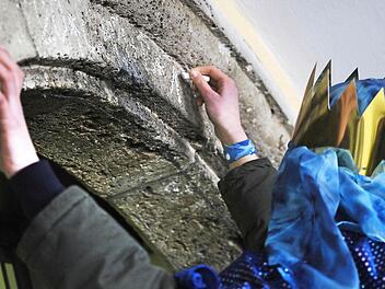 20*C+M+B+16: Ein Stern f&uuml;r den von Betlehem und die drei Kreuze f&uuml;r den Dreifaltigen Gott werden heute wieder an die H&auml;user in den Gemeinden gemalt. Die Buchstaben stehen f&uuml;r "Christus mansionem benedicat", lateinisch f&uuml;r "Christus segne dieses Haus". Foto: Julian Stratenschulte/ dpa