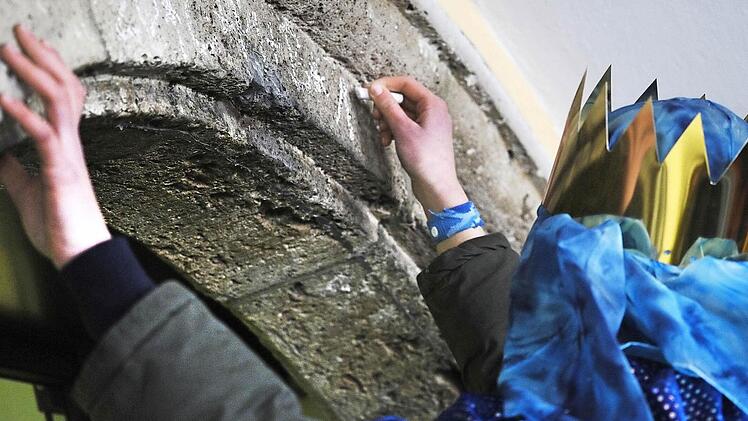 20*C+M+B+16: Ein Stern f&uuml;r den von Betlehem und die drei Kreuze f&uuml;r den Dreifaltigen Gott werden heute wieder an die H&auml;user in den Gemeinden gemalt. Die Buchstaben stehen f&uuml;r "Christus mansionem benedicat", lateinisch f&uuml;r "Christus segne dieses Haus". Foto: Julian Stratenschulte/ dpa