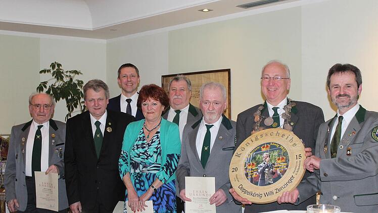 Große Ehre für eine langjährige Treue erhielten: v. li.: Arno Bäz (60 Jahre), Joachim Schmitt (40 Jahre), Bürgermeister Marco Steiner, Erika Popp (40 Jahre), Vorsitzender Herbert Krug, Klaus Wittmann (25 Jahre) sowie Schützenkönig Rainer Reißenweber und Amtsvorgänger Willi Zenzinger. Foto: Manja von Nida