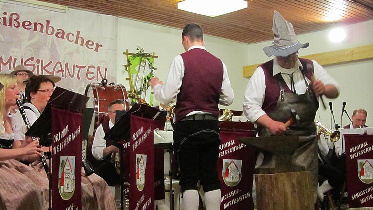 Die Original Weißenbacher Schloßhofmusikanten beim Konzert zum 25-jährigen Bestehen. Foto: Sebastian Vogt