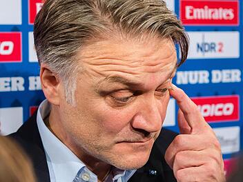 Dietmar Beiersdorfer ist Vorstandsvorsitzender und seit der Vertragsauflösung von Peter Knäbel im Mai auch Direktor Profifußball beim Hamburger SV. Nach der Trennung von Trainer Bruno Labbadia am Sonntag steht auch er in der Kritik. Foto: Daniel Bockwoldt/dpa