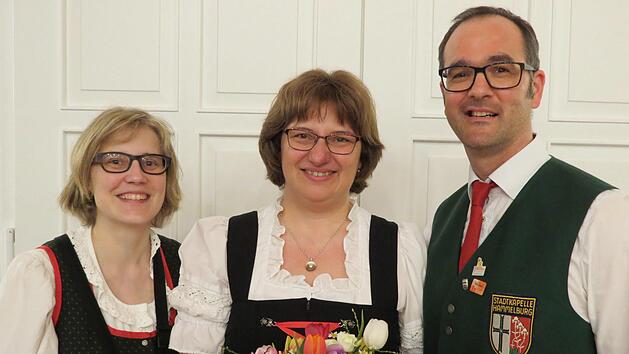 Herzliche Worte kamen vom Vorstandsteam zum Abschied: (von links) Vorsitzende Martina Kunkel, Dirigentin Christine Huppmann und Vorsitzender Christoph Emmerth. Fotos: Doris Bauer