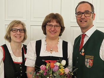 Herzliche Worte kamen vom Vorstandsteam zum Abschied: (von links) Vorsitzende Martina Kunkel, Dirigentin Christine Huppmann und Vorsitzender Christoph Emmerth. Fotos: Doris Bauer