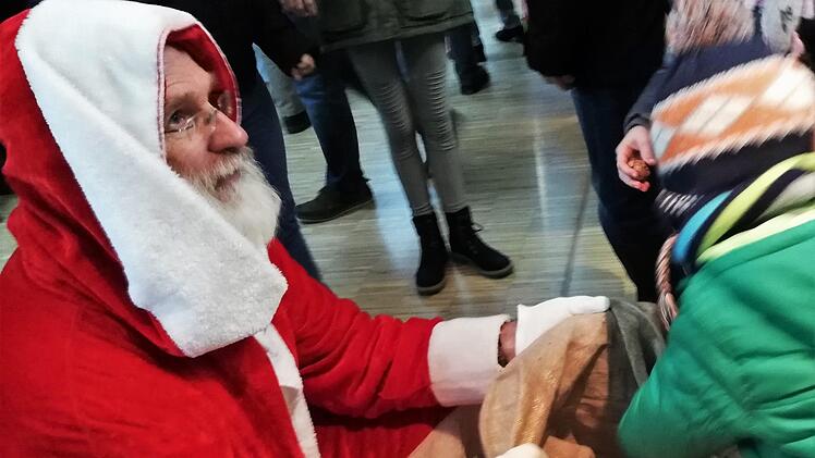 Tief im Jutesack ließ Nikolaus Thomas Schuhmann die Kleinen nach Leckereien wühlen.