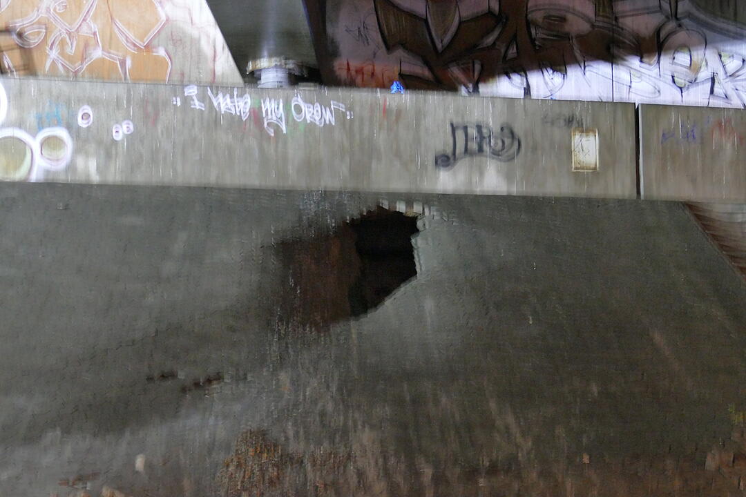 Wassermassen reißen Loch in Hafenbrücke - Frankenschnellweg in Nürnberg gesperrt