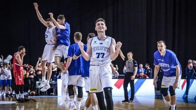 Kristian Kullamäe (Nr. 77), Sohn des in den 90er-Jahren bei GHP Bamberg spielenden Gert, jubelt nach dem Sieg über Serbien. Foto: Fiba