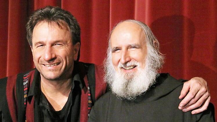 Pater Anselm Grün (r.) und Liedermacher Clemens Bittlinger versprechen einen glücklichen Abend in der Erlöserkirche.  Foto: Erika Hemmerich