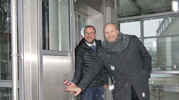 Sebastian Straubel und Bernd Reisenweber am  noch nicht einsatzfähigen Aufzug. - Foto: Berthold Köhler