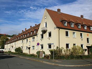 Im Wohnblock an der Hermann-Limmer-Straße stehen die meisten Wohnung leer. Der Gebäudekomplex soll neuen, barrierefreien Wohnungen weichen. Wann das passiert? Darüber schweigt sich die Baugenossenschaft Kulmbach aus. Foto: Katrin Geyer