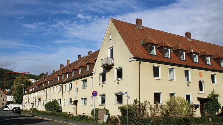 Im Wohnblock an der Hermann-Limmer-Straße stehen die meisten Wohnung leer. Der Gebäudekomplex soll neuen, barrierefreien Wohnungen weichen. Wann das passiert? Darüber schweigt sich die Baugenossenschaft Kulmbach aus. Foto: Katrin Geyer