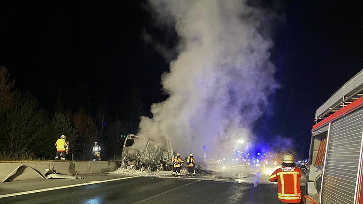 Lastwagen in Flammen: A9 aktuell gesperrt