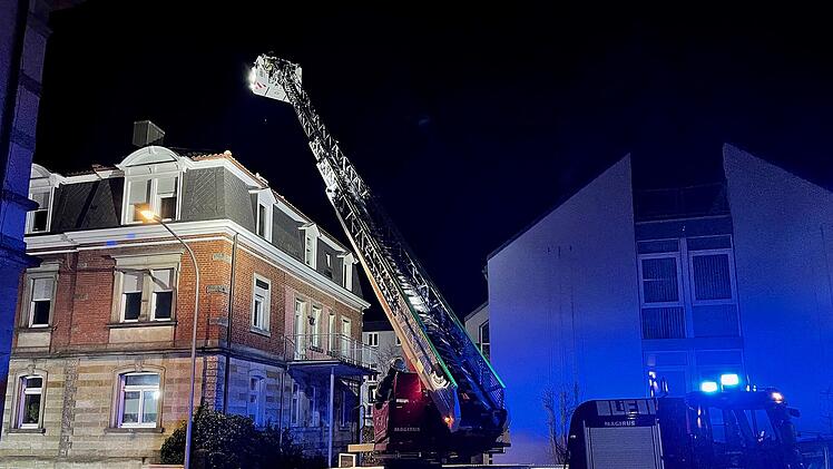 Die Feuerwehr löschte einen Brand in einer Wohnung in der Kronacher Straße. Das Feuer brach wahrscheinlich in einer Küche aus.