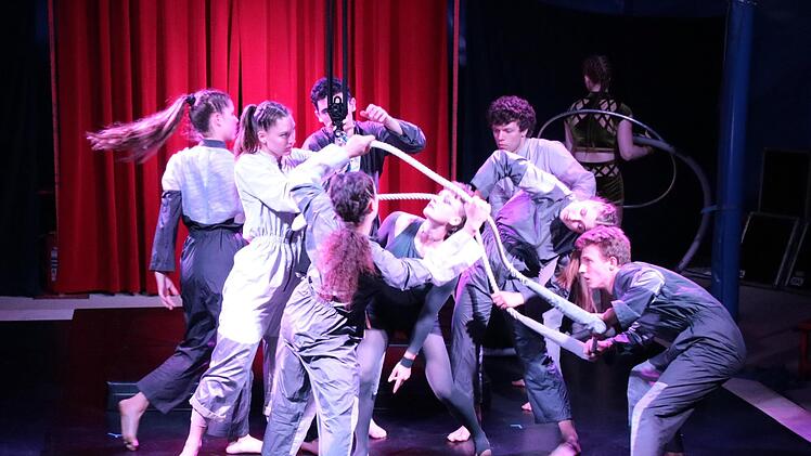 Zwischen den Solo-Auftritten gibt es immer wieder Anklänge modernen Tanztheaters. Selbst die Umbauten werden dadurch zu spannungsreichen Auseinandersetzungen innerhalb der Gruppe.
