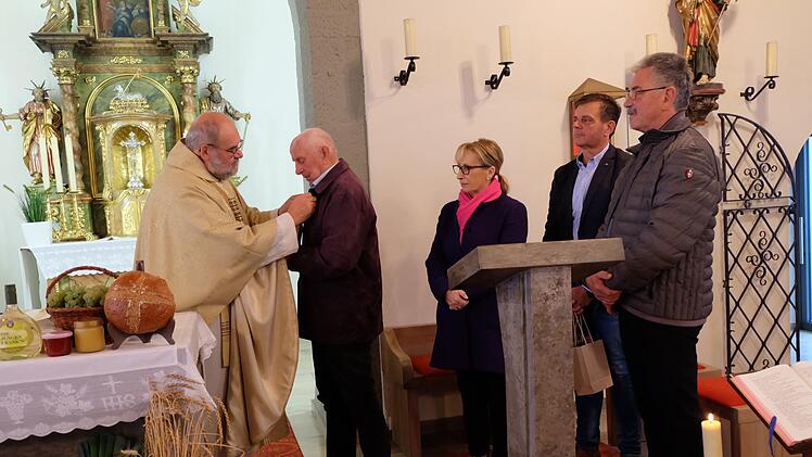 Eine Ehrenurkunde und ein Ehrenkreuz erhielt der scheidende Mesner Andreas Emmer: (von links)  Peter Rüb (Pfarrer), Andreas Emmer, Judith Dekant &#160;&#160;(1. Bürgermeisterin), Jürgen Schleier (2. Bürgermeister), Norbert Geier (Vorsitzender des ...
