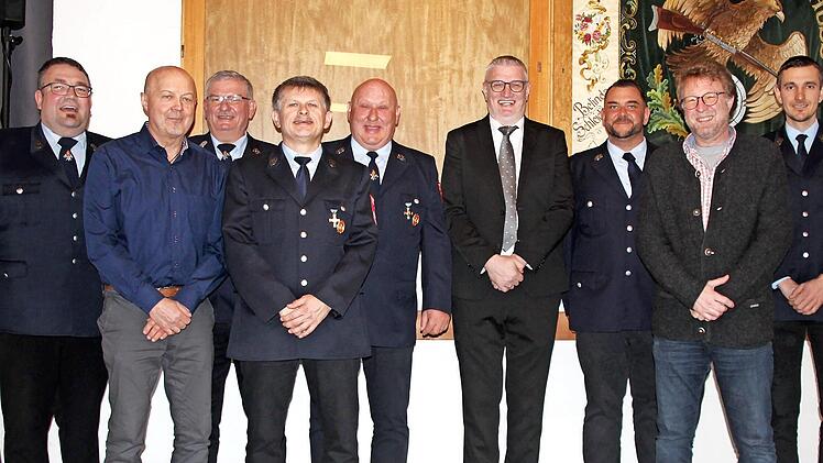 Der neue Vorstand der Feuerwehr Wimmelbach mit Bürgermeister Bernd Ruppert und den Geehrten der Feuerwehr