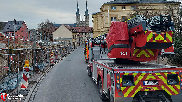 Feuerwehreinsatz in Bamberger Altenheim: Essenswagen l&ouml;st Alarm aus