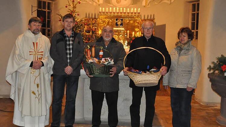Präsentkörbe gab es für Wolfgang Krug (Mitte) und Reinhold Schaad (neben ihm) Die Leistungen des Mesners und den Organisten sowie deren Familien würdigten (von links) Pfarrer Pater Richard Brütting und die Kirchenverwaltungsmitglieder Elmar Schneidawind und Regine Albrecht. Fotos: privat