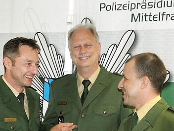 Norbert Hacker (l.) verabschiedet seinen Vorgänger Mario Wilde unter den Augen des Polizeipräsidenten Mittelfrankens, Johann Rast.  Foto: Michael Busch