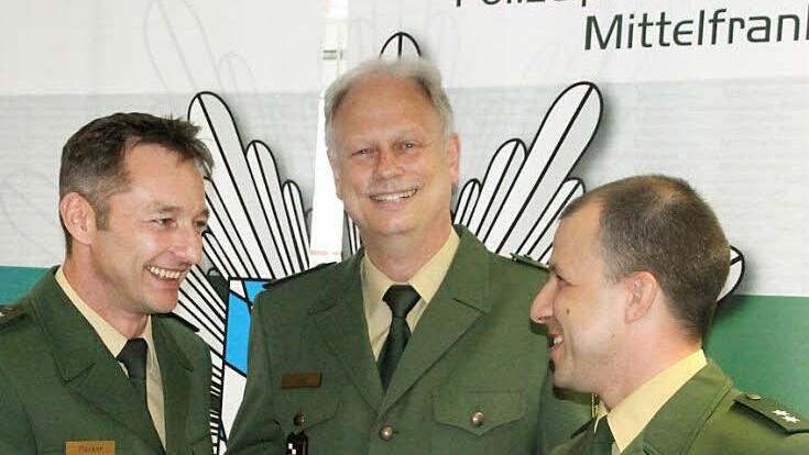 Norbert Hacker (l.) verabschiedet seinen Vorgänger Mario Wilde unter den Augen des Polizeipräsidenten Mittelfrankens, Johann Rast.  Foto: Michael Busch