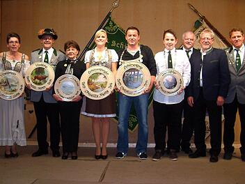 Priscilla Munke und Christian Mahr (Vierte und Fünfter von links) sind das neue Königspaar des Schützenvereins Sand. Unser Bild zeigt weiter (von links): Vize-Königin Andrea Linke, Vizekönig Willi Wirth, Senioren-Königin Lotte Willim, Jugend-König David Flachsenberger sowie (von rechts) Schützenmeister Wolfgang Krines, Zweiter Bürgermeister Gerhard Zösch und stellvertretender Gau-Schützenmeister Norbert Mahr. Foto: ab