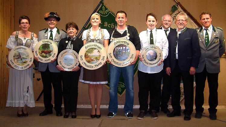 Priscilla Munke und Christian Mahr (Vierte und Fünfter von links) sind das neue Königspaar des Schützenvereins Sand. Unser Bild zeigt weiter (von links): Vize-Königin Andrea Linke, Vizekönig Willi Wirth, Senioren-Königin Lotte Willim, Jugend-König David Flachsenberger sowie (von rechts) Schützenmeister Wolfgang Krines, Zweiter Bürgermeister Gerhard Zösch und stellvertretender Gau-Schützenmeister Norbert Mahr. Foto: ab