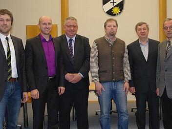Bürgermeister Jochen Vogel verabschiedete (von links) sechs Gemeinderäte: Joachim Bauer, Albrecht Witzel, Georg Schneider, Winfried Kraft, Herbert Leibold; entschuldigt war Helmut Klüh. Foto: Stephanie Elm