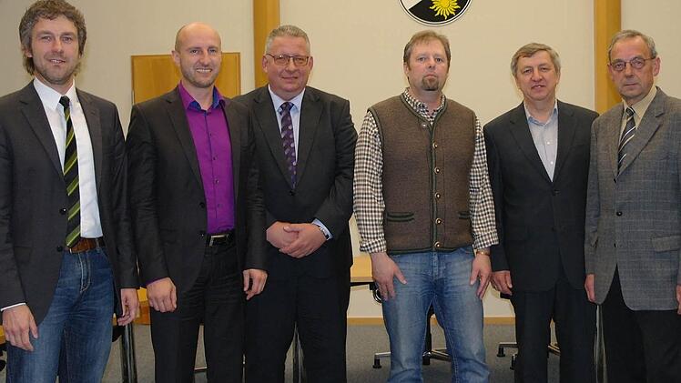 Bürgermeister Jochen Vogel verabschiedete (von links) sechs Gemeinderäte: Joachim Bauer, Albrecht Witzel, Georg Schneider, Winfried Kraft, Herbert Leibold; entschuldigt war Helmut Klüh. Foto: Stephanie Elm