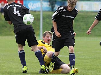 Kirchenbirkigs Spielertrainer Thomas Riess (gelbes Trikot) bleibt an der jungen Michelfelder Abwehr hängen. Foto: Uwe Kellner