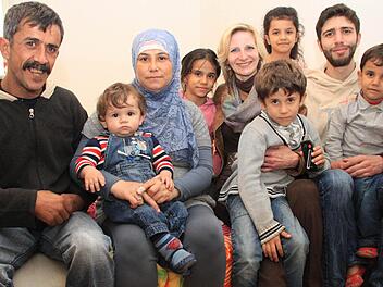 Sie haben viel Schlimmes erlebt und möchten in Kulmbach ein neues Leben beginnen: Yasser Mbaid und seine Frau Hayat Kharouf mit dem jüngsten Sohn Hassan (1 Jahr), Bahia (10), Fatimah Mansour, die ebenfalls aus Syrien stammt und die Familie unterstützt, Ahmad (7), Fatimah (9), Husam Drak Al Sibai und Fayez (5). Foto: Dagmar Besand