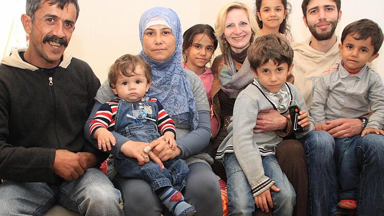Sie haben viel Schlimmes erlebt und möchten in Kulmbach ein neues Leben beginnen: Yasser Mbaid und seine Frau Hayat Kharouf mit dem jüngsten Sohn Hassan (1 Jahr), Bahia (10), Fatimah Mansour, die ebenfalls aus Syrien stammt und die Familie unterstützt, Ahmad (7), Fatimah (9), Husam Drak Al Sibai und Fayez (5). Foto: Dagmar Besand