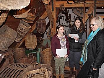 Ratespiel vor Körben: Welcher Korb wofür? Das wollten Celina Kaiser und Sandra Rögner (von links) von den Interessenten wissen. Foto: Helmut Will