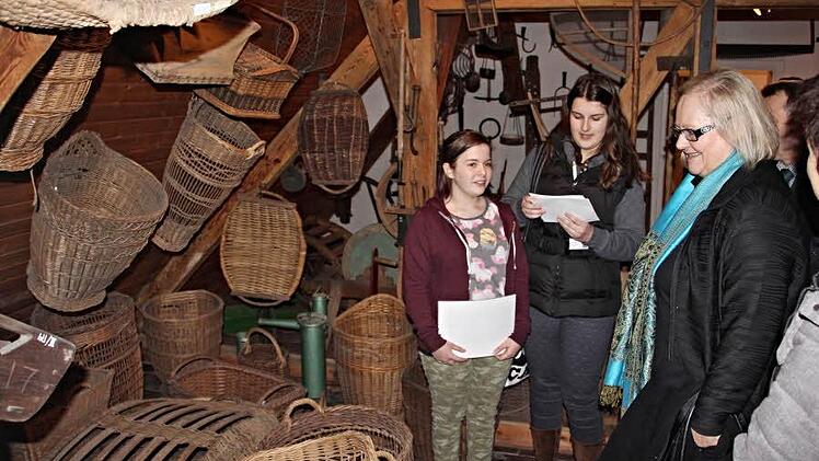 Ratespiel vor Körben: Welcher Korb wofür? Das wollten Celina Kaiser und Sandra Rögner (von links) von den Interessenten wissen. Foto: Helmut Will