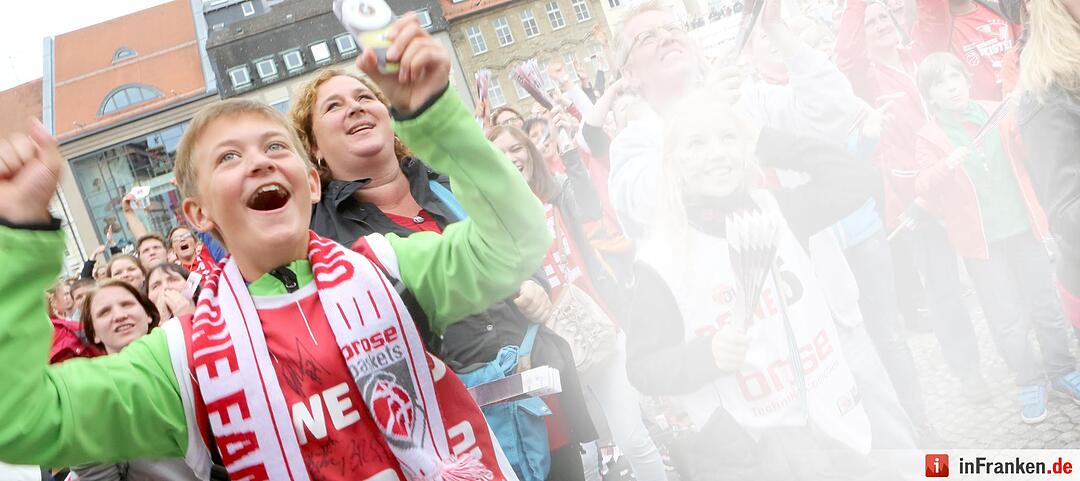 Fans des Spiela der Brose-Baskets am Maxplatz; Brose-Baskest sind Meister; Foto: Barbara Herbst