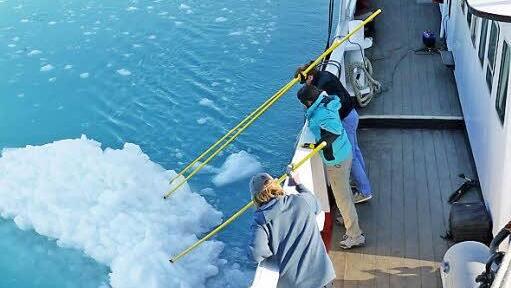 Erfahrene Expeditionsleiter erklären den Passagieren die eisigen Phänomene der Arktis.